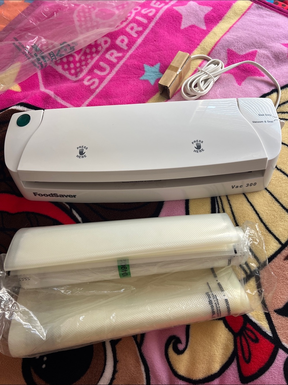 NEW FoodSaver Vac 300 White Vacuum Sealer with Starter Bags OBO